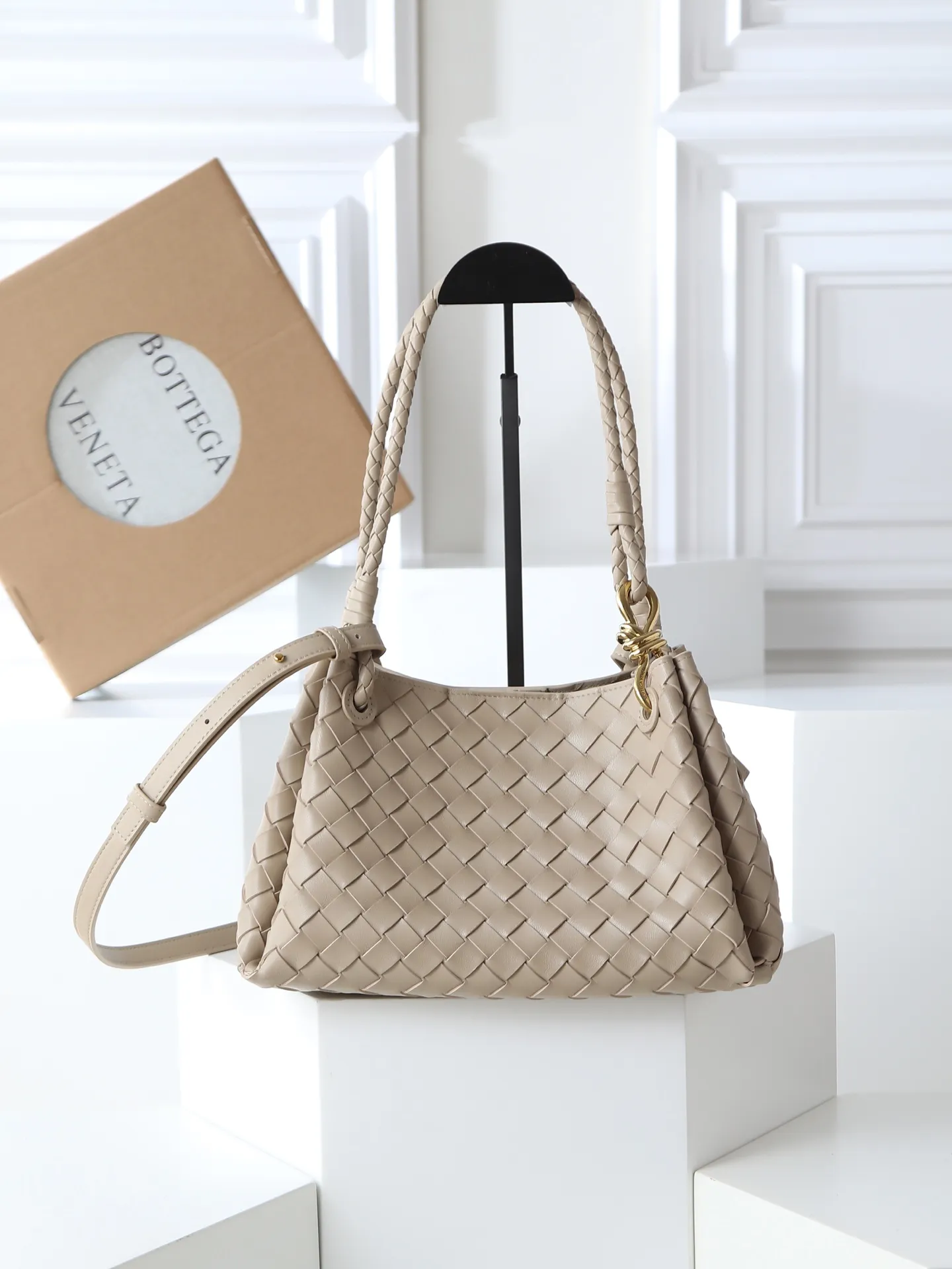 1300. BV's new intrecciato woven leather shoulder bag 🪂 835921 comes with a detachable diagonal shoulder strap and comes with a mini bag inside. The appearance retains the unique design of BV woven leather. The parachute bag is a bag that makes people fall in love before seeing the real thing. The small golden knot embellishment is full of simple and high-end sense to meet your needs in different occasions. Size: 29.5X18.5X17.5cm